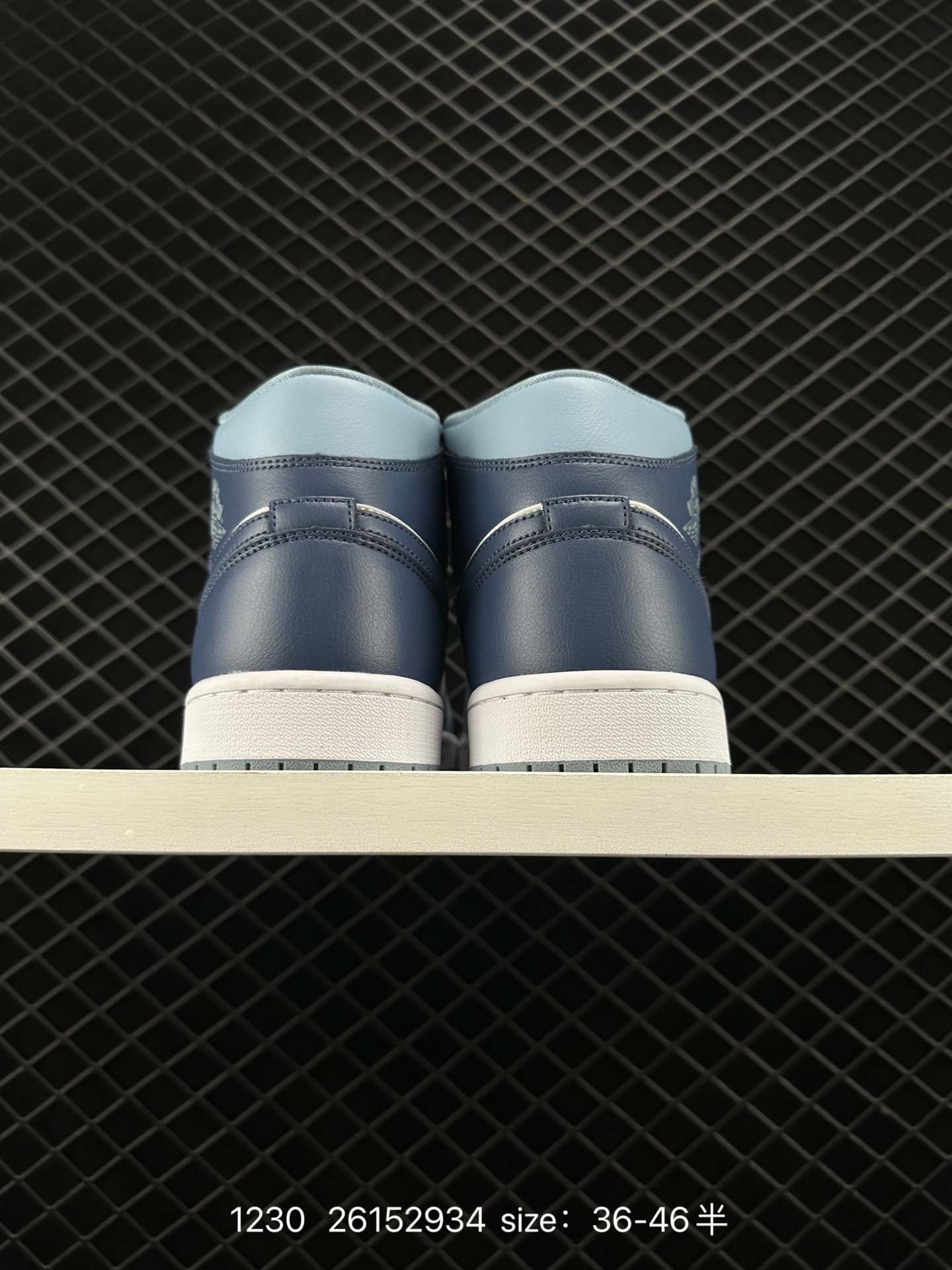 Air Jordan 1 Mid ”Light Smoke Grey“